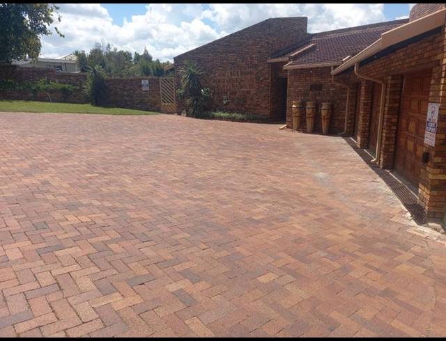 4 BEDROOM HOUSE FOR SALE IN THREE RIVERS EAST